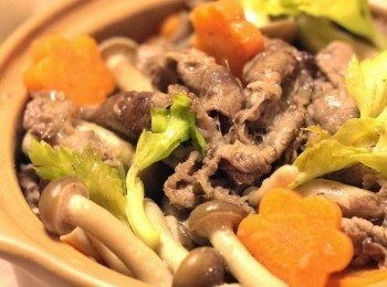 step12: 注入雞湯，大火煮約5分鐘即成。