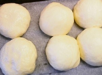 step9: 把麵團移至桌面按平排氣，再分成六等份滾圓。進行第二次及酵約４５分鐘。