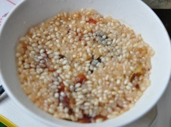 step8: 再將然糯米密密的鋪蓋住，加入約半杯量杯水在糯米上