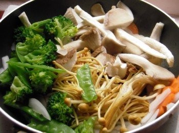 step4: 再將所有備料(南瓜除外)倒入鍋加熱拌炒稍微悶煮