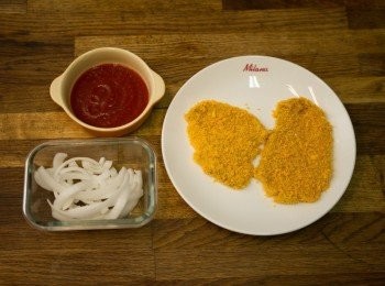 step1: 蕃茄醬汁.洋蔥備好 豬排拍薄，沾麵粉，蛋液，麵包粉