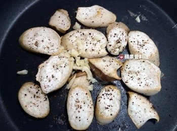 step3: 杏鮑菇兩面都呈焦黃色時，灑馬告，放入蒜末和奶油，拌勻，即可起鍋。