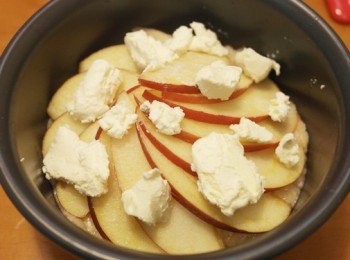 step6: 將奶油起士捏成一小塊一小塊均勻擺上。