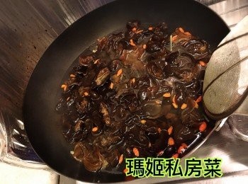 step4: 煲滾水下👉🏻薑絲／薑片及杞子👉🏻雲耳大約2-3mins
