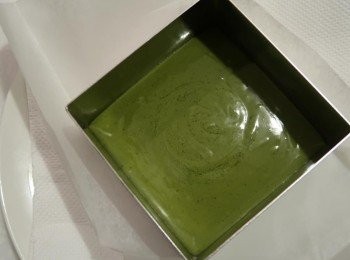 step2: 將內餡拌勻後，倒入模型中，冷凍半個鐘頭左右，直至完全定型。底部可墊張紙，方便脫模。