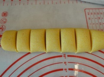 step3: 將揉好的麵糰平均分割成幾個小麵糰。