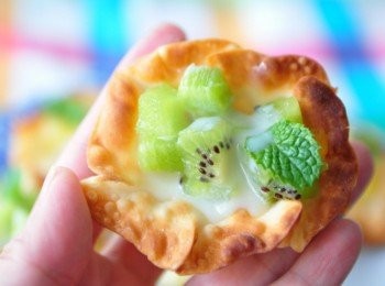 step8: 技巧性的將餃皮摺成一個花朵盒狀，讓水果可以盛入盒中不滴露，再擠上香甜蜜蜜的鷹牌煉奶，酥脆的口感，夾著水果的酸甜滋味，更有濃濃奶香味，也如同花朵般，是今夏最佳的創意點心喔~