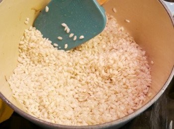 step3: 原鍋加入米粒略炒, 直至米粒吸收油份反光