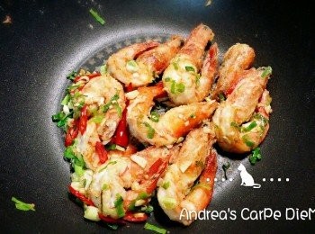 step3: 1.有蒜香味飄出時,加入辣椒跟蝦子拌炒 2.加入蔥花,撒上胡椒粉及適量的鹽,拌炒均勻即可