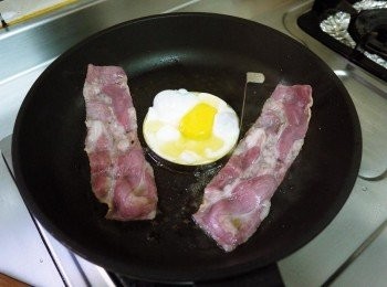 step4: 放少許的油，煎蛋與培根