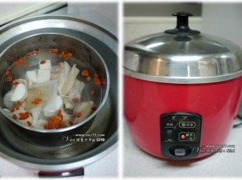 step2: 3 川燙後的雞肉洗淨後，全部<span class="group_1">食材</span>放入鍋裡
4 放入電鍋中，外鍋2杯水下去煮