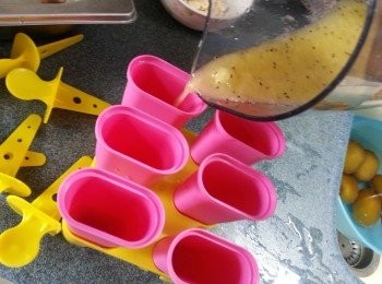 step4: 將金奇異果汁倒入冰條模中,放入冰箱雪到變冰,食用時將模浸一浸熱水即可輕易取出食用