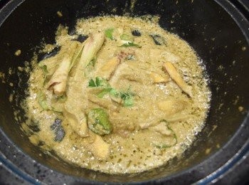 step6: 再加入綠咖哩醬及少許椰漿一起拌炒出香味。