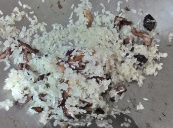 step2: 起油鍋爆香香菇後倒入洗淨的白米一起拌炒一下