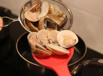 step3: 用滾水將蜆煮至開口即盛起備用。