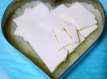 step2: 取出薯仔粒放入模具鋪一層…… 再放入半塊芝士……最後鋪多層薯仔粒…… 壓實！