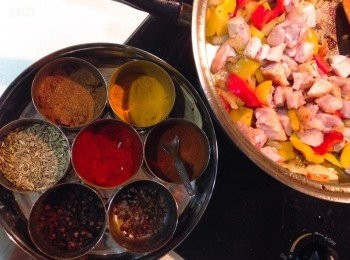 step5: 東西都炒熟後把切丁的雞肉放進去，並且加入印度香料粉調味