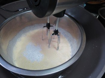 step22: 再做餡抹蛋糕體部份:將250g淡忌廉,分3次加入30g糖霜,用電動打蛋器,再座冰水打至企身(座冰水作用是容易打至企身)