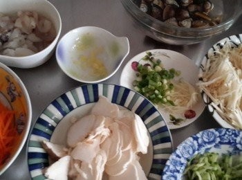 step1: 將所有蔬菜類都洗淨切絲備用 (蛤琍買回來記得要放在鹽水吐沙乾淨喔) (麵條先燙熟備用)