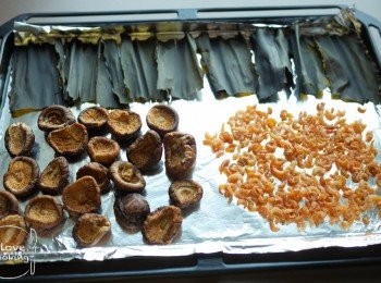 step2: 之後用廚房紙充分索乾水份, 鋪平放入100°c 焗爐20分鐘烘乾