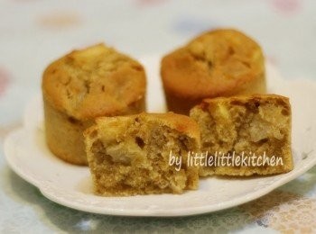 step1: 全部材料拌勻，加入蘋果粒，焗盤掃油，180 度焗約 40 分鐘