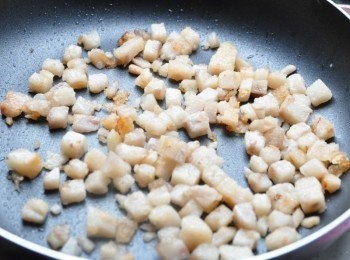 step4: 再輕輕甩鍋讓芋頭糕丁均勻受熱煎的金黃