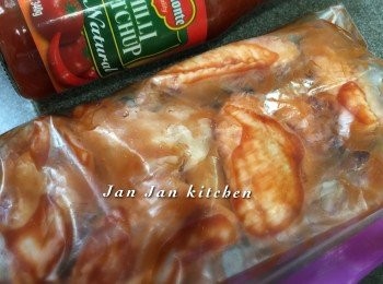 step2: <a href="https://bit.ly/3zHU5V3" target="_blank" data-keyword="雞翼" class="guide-link"><strong>雞翼</strong></a> <span style="display:inline-block;vertical-align:middle;margin-top:-3px;color:initial;border-radius:3px;padding:2px 3px;font-size:12px;line-height:14px;background:#87d300;color:#fff;">即買</span> 洗淨抹乾，加醃料放入密實袋醃數小時。其實我自己就唔太鍾意割爛隻<a href="https://bit.ly/3zHU5V3" target="_blank" data-keyword="雞翼" class="guide-link"><strong>雞翼</strong></a> <span style="display:inline-block;vertical-align:middle;margin-top:-3px;color:initial;border-radius:3px;padding:2px 3px;font-size:12px;line-height:14px;background:#87d300;color:#fff;">即買</span> 來醃，想入味點，可以用叉兩面都刺些少孔。