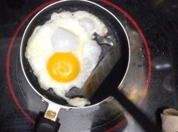 step9: 燒熱另一小煎鍋（或洗乾淨原鍋），燒熱後加點油，下蛋煎至喜歡的程度，放上飯面即可
