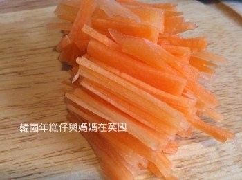 step1: 甘筍切絲備用。（隨個人喜好甘筍絲可生用或用少許鹽調味炒香備用。）