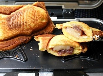 step8: 如果也想撒二砂糖增加口感，可以融化少許奶油刷在吐司表面，再撒上二砂糖壓烤。