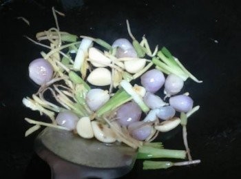 step4: 鑊燒熱，加入1湯匙油爆香料頭