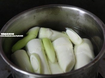 step4: 將茭白筍丟下去川燙一下後，將茭白筍切片待用。
川燙 :就是將<span class="group_1">食材</span>稍微燙一下就可以。