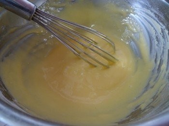 step3: 材料(2) – 把所有液體材料混合, 篩入粉類, 混合成麵糊