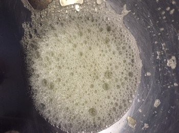 step3: 3個蛋白放乾淨（沒有水及油）大碗內，用電動打蛋器中速略打至有粗大泡沫。