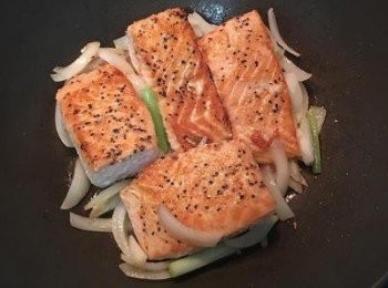 step6: 聞到香味時將鮭魚都翻面呈皮朝下。