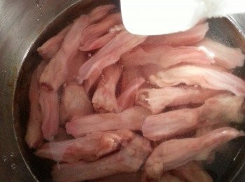 step1: 急凍鴨舌用1茶匙鹽浸水解凍去雪味