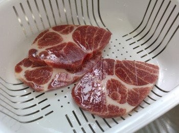 step5: **梅頭豬扒冇骨加較軟滑， 比用有骨豬扒效果更好。