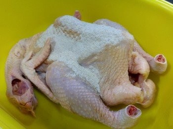 step1: 雞徹底清洗，抹乾， 用四季雞粉，抹勻內外，再塗上肇慶酒