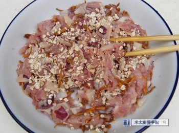 step3: 把已浸透的魷魚切粒，和蟲草花、燕麥加入豬肉中，拌勻做成肉餅。