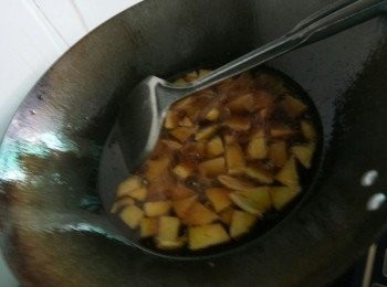 step4: 下切好的蒜沫，（如果油不夠可以適量加點）爆香，倒入薯仔，鹽翻炒均勻，鹽炒散，加可樂（可樂要根據實際情況來下如：薯仔的數量和個人喜好的甜度）4勺醬油，一勺酒，開大火煮5分鐘，讓薯仔吸收味道，收汁