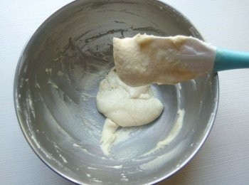 step3: 加入過篩的杏仁粉及糖粉,沿著調理碗邊以按壓方式混合,利用按壓方式將蛋白的氣泡壓小,一手邊轉動傾斜的調理碗,另一手快速又輕盈的動作按壓麵糊至呈現有光澤及緞帶般的流動線條。