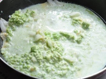 step6: 接著放入攪拌好的毛豆餬滾煮