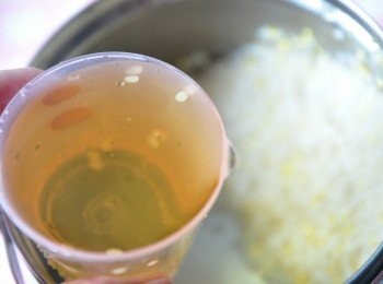 step2: 再取一量杯白米及小米混和，放入鍋中以溫冷水，以手指尖順時針輕輕繞洗再瀝水，反覆三次，再將洗淨白米放入內鍋中，取出放涼的茶葉水1杯倒於內鍋，外鍋為1.2杯冷水