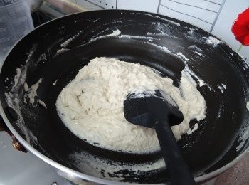 step2: 與所有其他材料（鹽，水及酵母水）混合成麵糊