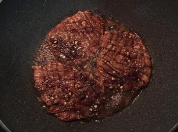 step4: 鍋中放少許油，放入里肌肉略煎後，倒入剩下的辣味烤肉醬，小火燒煮。