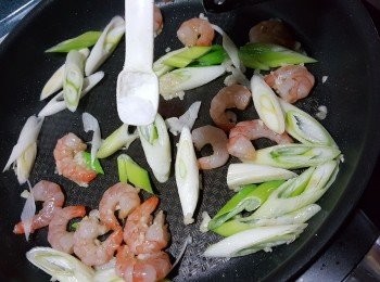 step4: 加入京蔥炒勻,落約1/3茶匙鹽炒勻