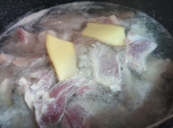 step1: <a href="https://bit.ly/3ANJVUp" target="_blank" data-keyword="豬展" class="guide-link"><strong>豬展</strong></a> <span style="display:inline-block;vertical-align:middle;margin-top:-3px;color:initial;border-radius:3px;padding:2px 3px;font-size:12px;line-height:14px;background:#87d300;color:#fff;">即買</span> 肉洗淨切塊，加2片薑、落凍水出水5分鐘，撈出洗淨