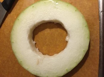 step3: 薑絲起鑊爆香蝦仁炒至8成熟，用蒸完冬瓜既清雞湯蒸瑤柱及冬菇，再倒回蝦仁入鑊煮至熟後加豆粉芡，淋上冬瓜面即成