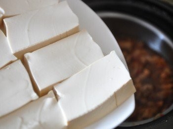 step11: 燉煮約莫外鍋水剩下0.5量杯時，再輕輕放入嫩豆腐一起燉煮直至電源跳起