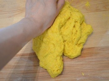 step5: 5. 重複攤平拉長（像洗衣服上下搓揉）、對摺並摔打的動作，直到麵團揉到光滑且有彈性為止。（我差不多用了半小時搓揉。）